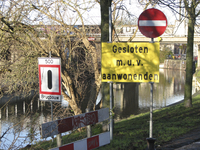 907631 Afbeelding van twee waarschuwingsborden aan de oever van de Vecht bij de Lauwerecht te Utrecht, betreffende de ...